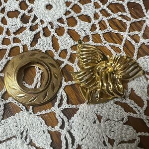 Vintage Gold Tone Scarf Clip Set: Etched Leaf Circle & Dimensional Butterfly